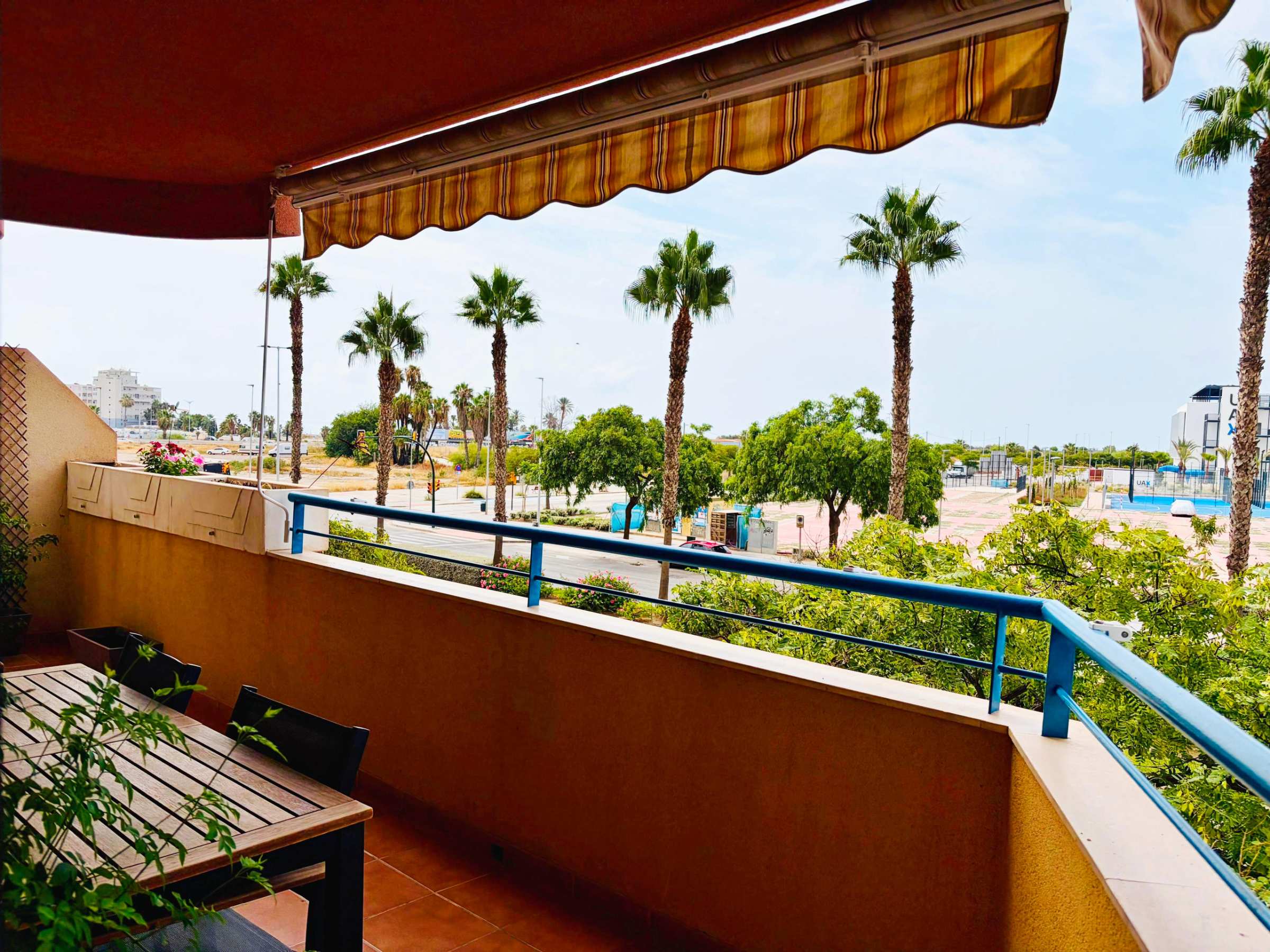 Piso reformado de 3 dormitorios con terraza, patio privado, garaje y piscina